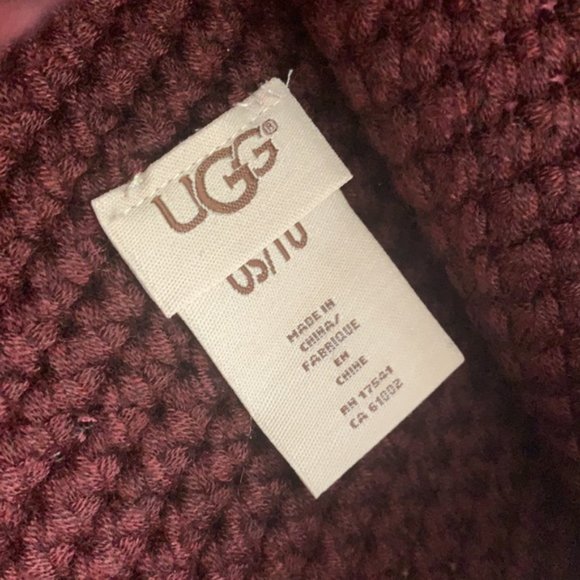 NWT UGG Knit Beanie w Yarn Pom - Picture 4 of 4